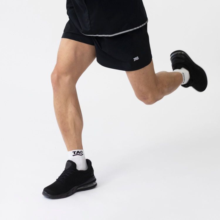 Laufoutlet - BENE Kurze Herren Laufshort mit UV-Schutz | Nachhaltig & fair - Lockere Laufshort mit UV-Schutz und Gesäßtasche - black